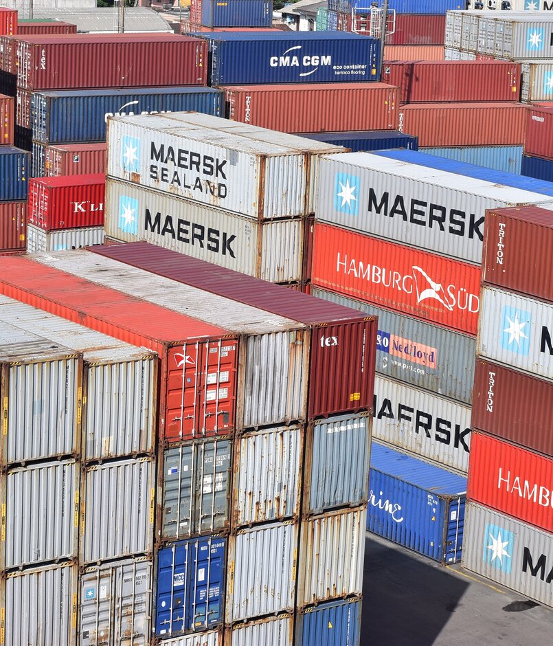 Container übereinander gestapelt - Nahaufnahme.