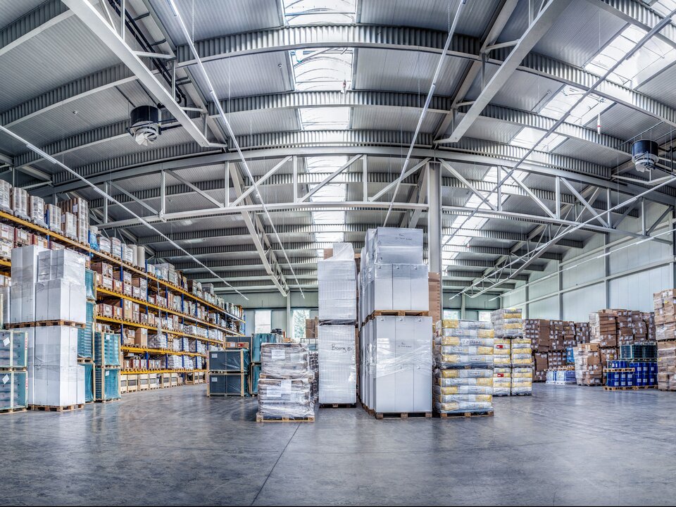 Umschlaghalle mit Waren.