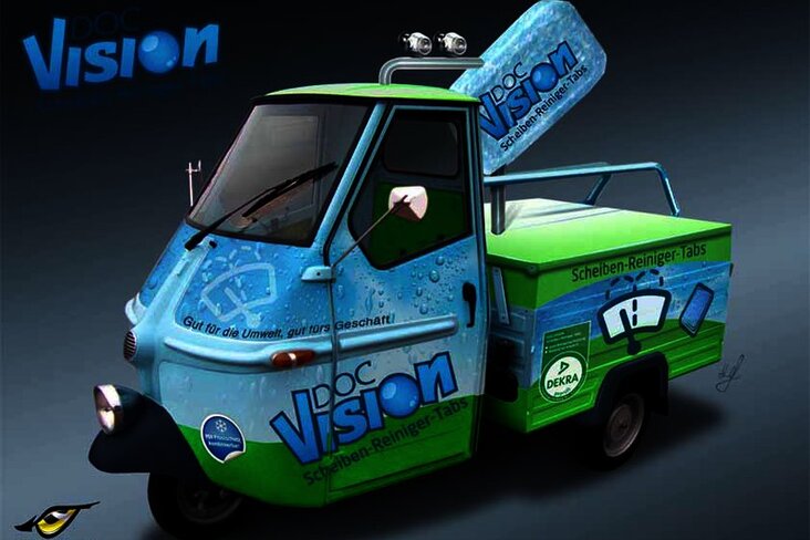 Blau-grüne Ape mit Schriftzug von der Seite.