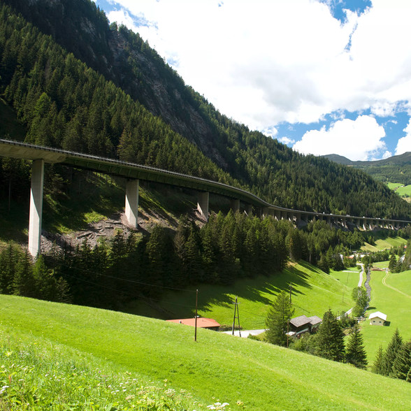 Tauernautobahn durch grüne Tallandschaft.