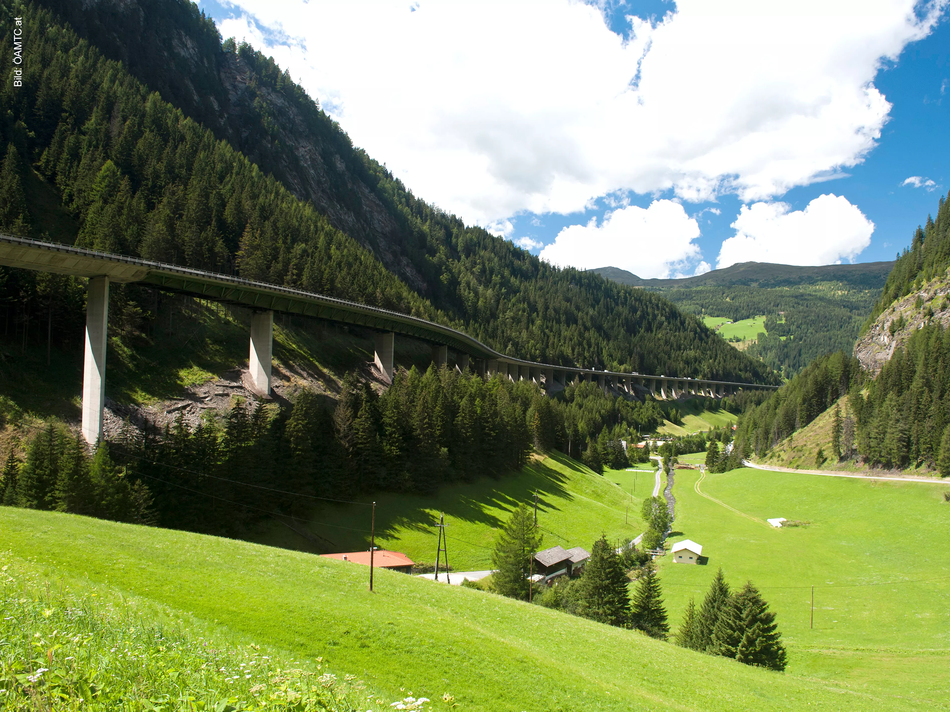 Tauernautobahn durch grüne Tallandschaft.