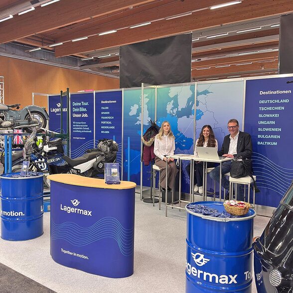 2 Frauen und ein Mann auf Barhocker am Lagermax Messestand