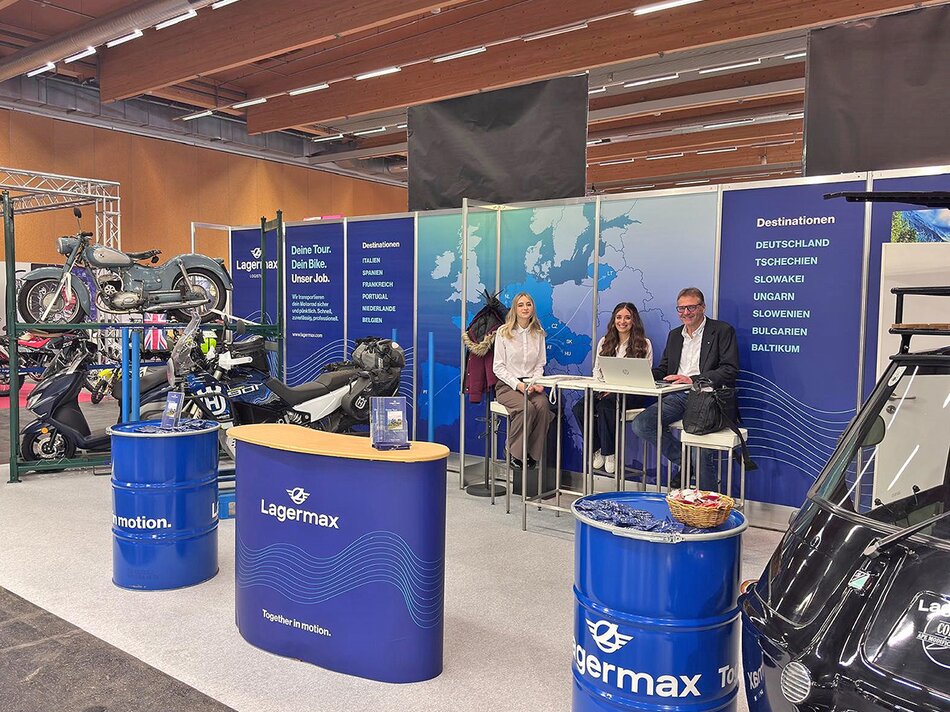 2 Frauen und ein Mann auf Barhocker am Lagermax Messestand