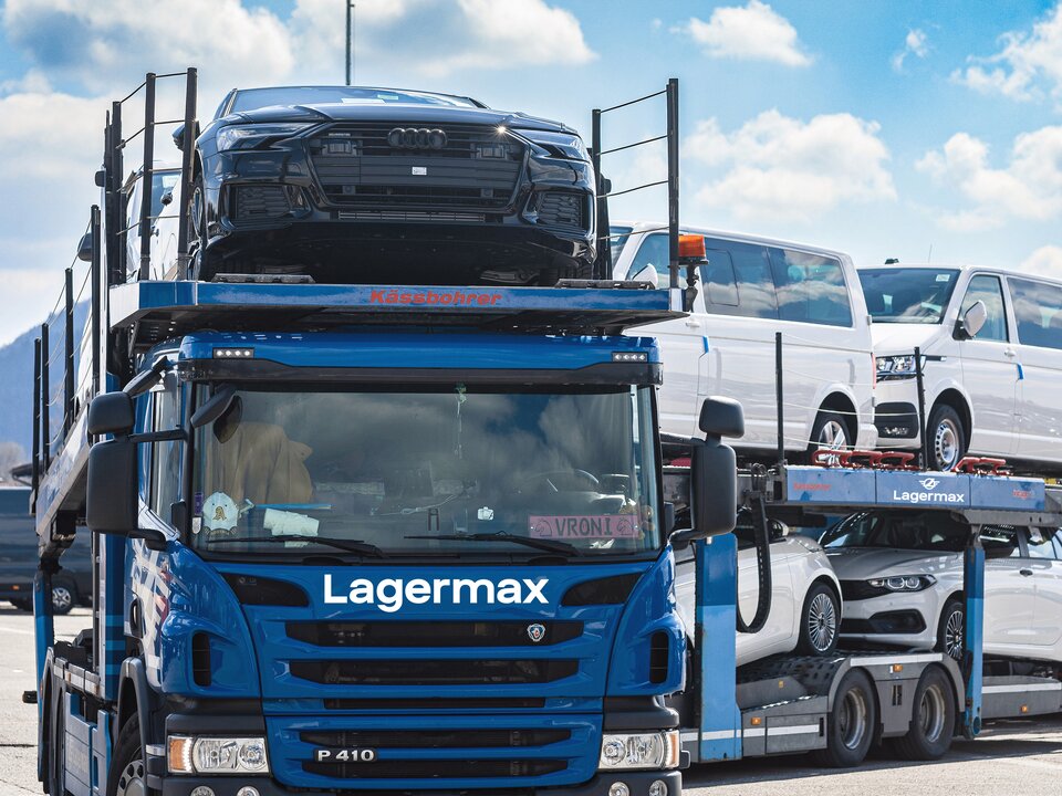 Man sieht einen beladenen Lagermax Autotransporter PKW in der Frontal Ansicht