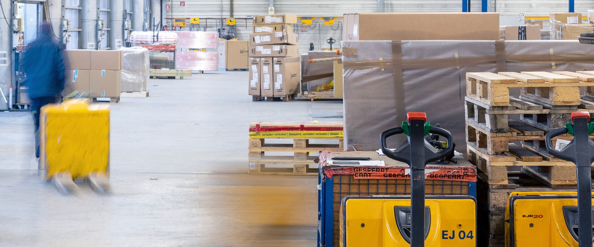 Eine dynamische Aufnahme einer Lagermax Lagerhalle in Bewegung