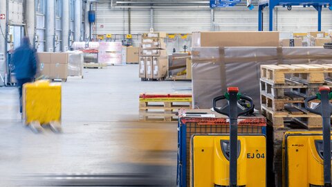Eine dynamische Aufnahme einer Lagermax Lagerhalle in Bewegung