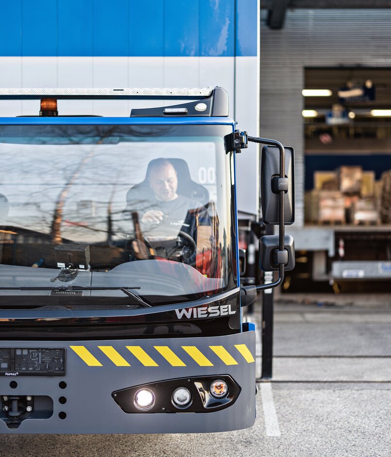 Ein Lagermax Transporter LKW mit Fahrer in der Frontal-Ansicht