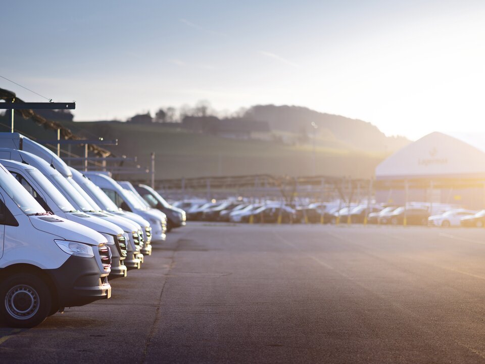 Geparkte Fahrzeuge in Reihe am Zolleigenlager bei Lagermax Straßwalchen.