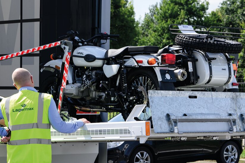 Motorräder werden auf Lkw verladen