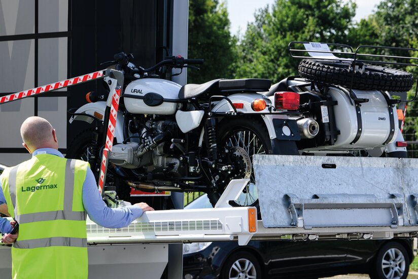 Motorräder werden auf Lkw verladen