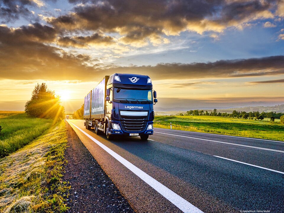 Blauer Lagermax Lkw auf Straße von vorne.