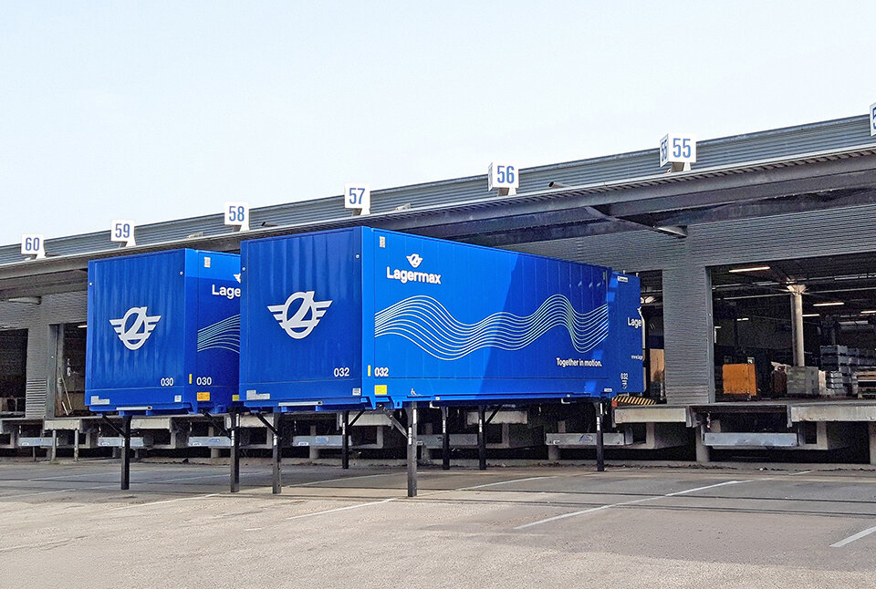 Zwei Wechselaufbauten vor Andockrampe