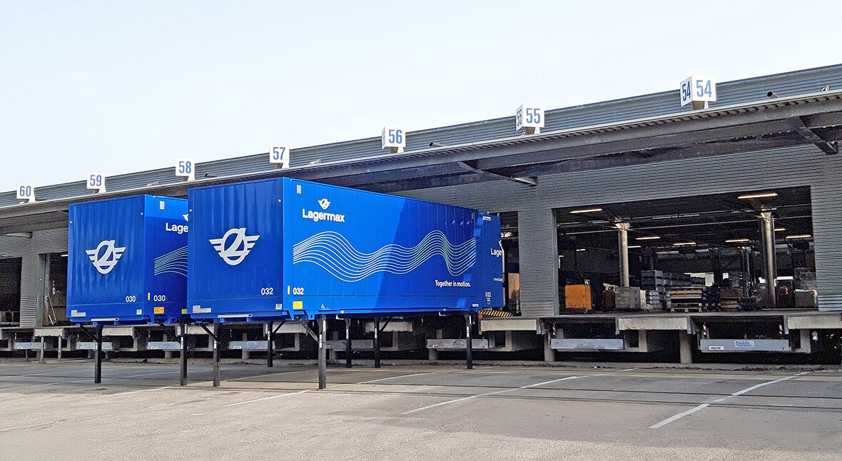 Zwei Wechselaufbauten vor Andockrampe