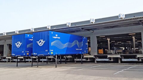 Zwei Wechselaufbauten vor Andockrampe