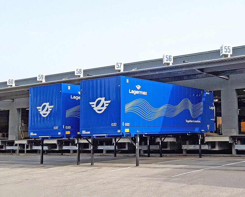 Zwei Wechselaufbauten vor Andockrampe