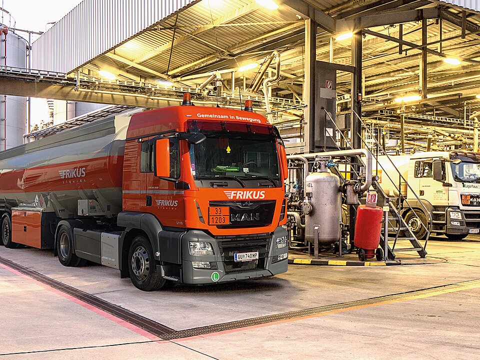 Flüssigkeiten transportieren; Liquid transport; Treibstofftransport; Treibstoff-Transporte; fuel transport; Kraftstofftransport; Kraftstoff; Chemie-Transport; Chemietransporte;