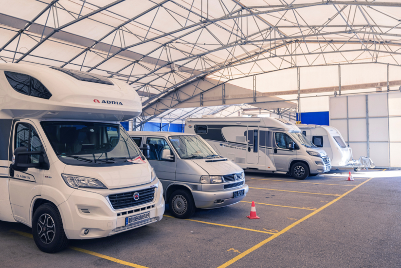 Campingfahrzeuge in Halle Lagermax Warehouse.