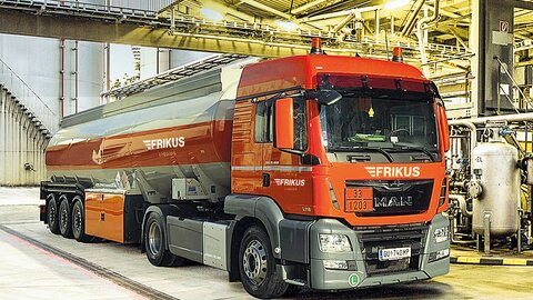 Tankfahrzeug bei Mineralölfirma.