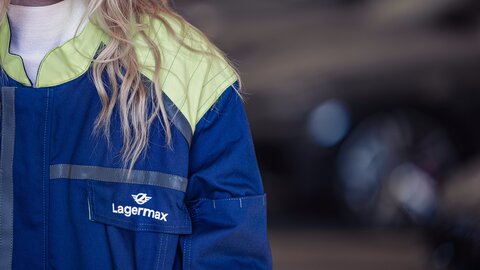 Nahaufnahme Lagermax Arbeiterin Frau ohne Gesicht mit blauer Jacke und Lagermax Logo