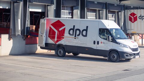 Man sieht die Beladung eines dpd Transporter vor Paket Lagerhalle