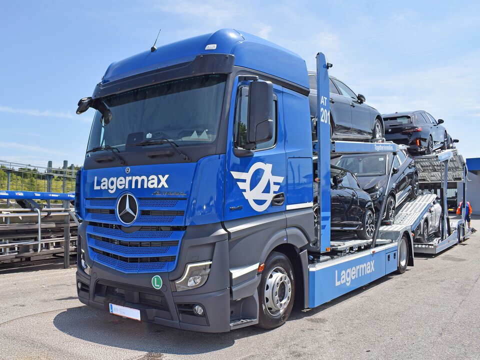 Autotransporter beladen Nahaufnahme seitlich