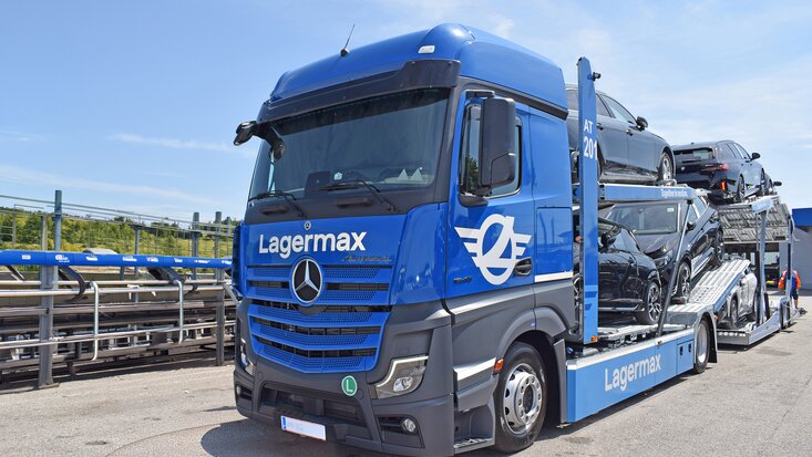 Autotransporter beladen Nahaufnahme seitlich