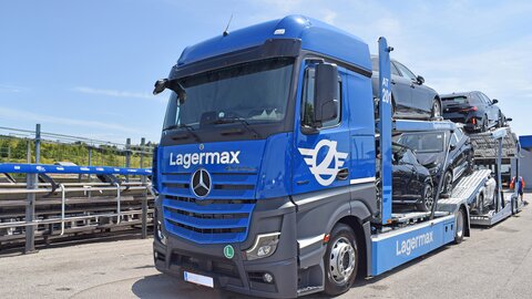 Autotransporter beladen Nahaufnahme seitlich