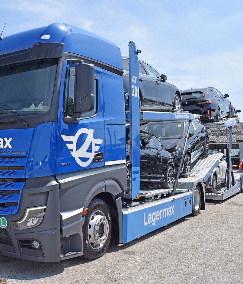 Autotransporter beladen Nahaufnahme seitlich