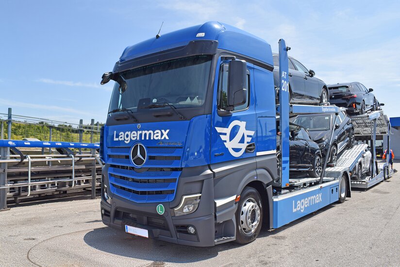 Autotransporter beladen Nahaufnahme seitlich