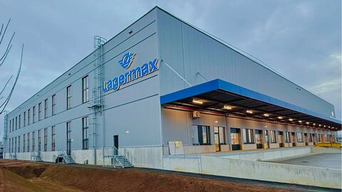 Logistikcenter mit Andocktoren - Aussenansicht