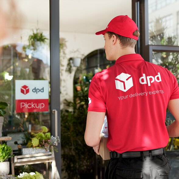 DPD Fahrer mit Paket betritt Pick up Shop