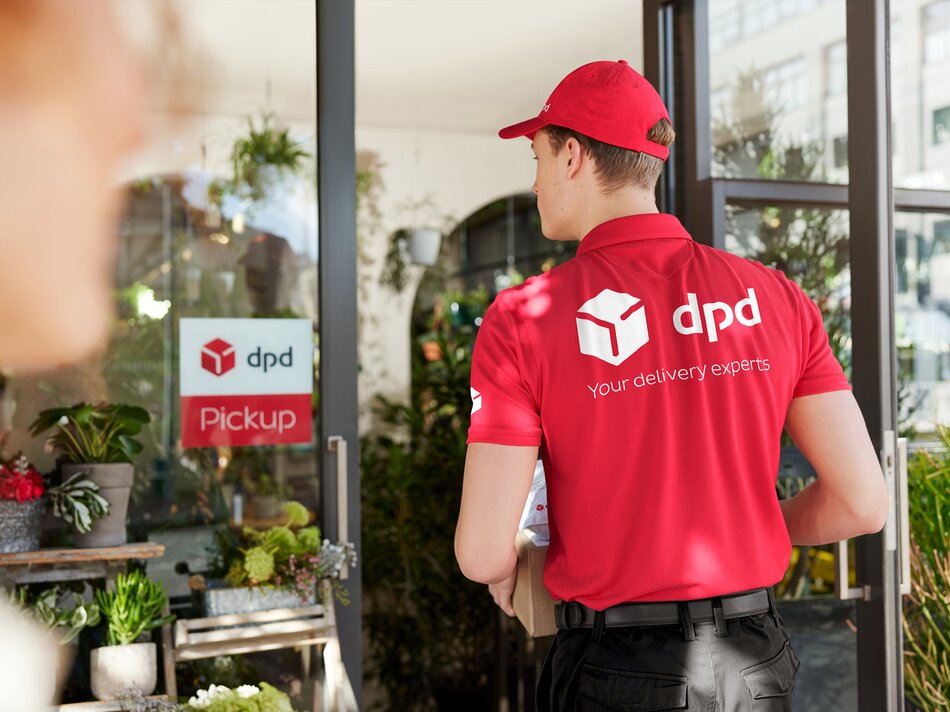DPD Fahrer mit Paket betritt Pick up Shop