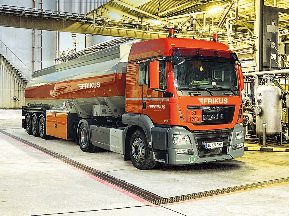 Tankfahrzeug bei Mineralölfirma.