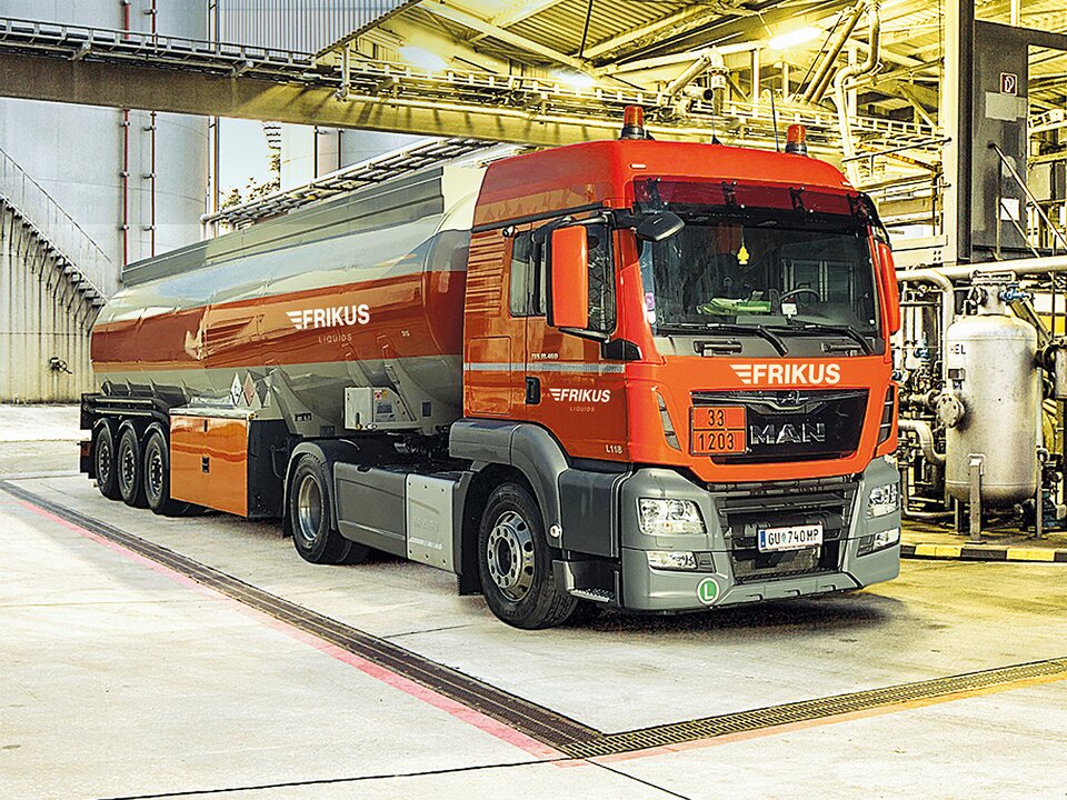 Tankfahrzeug bei Mineralölfirma.