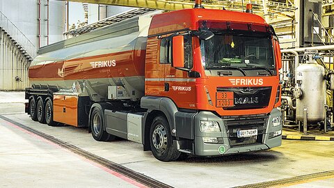 Tankfahrzeug bei Mineralölfirma.