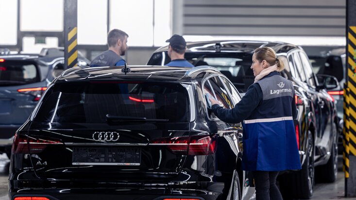 Es wird ein Fahrzeug im Rahmen der Pre Delivery Inspection poliert