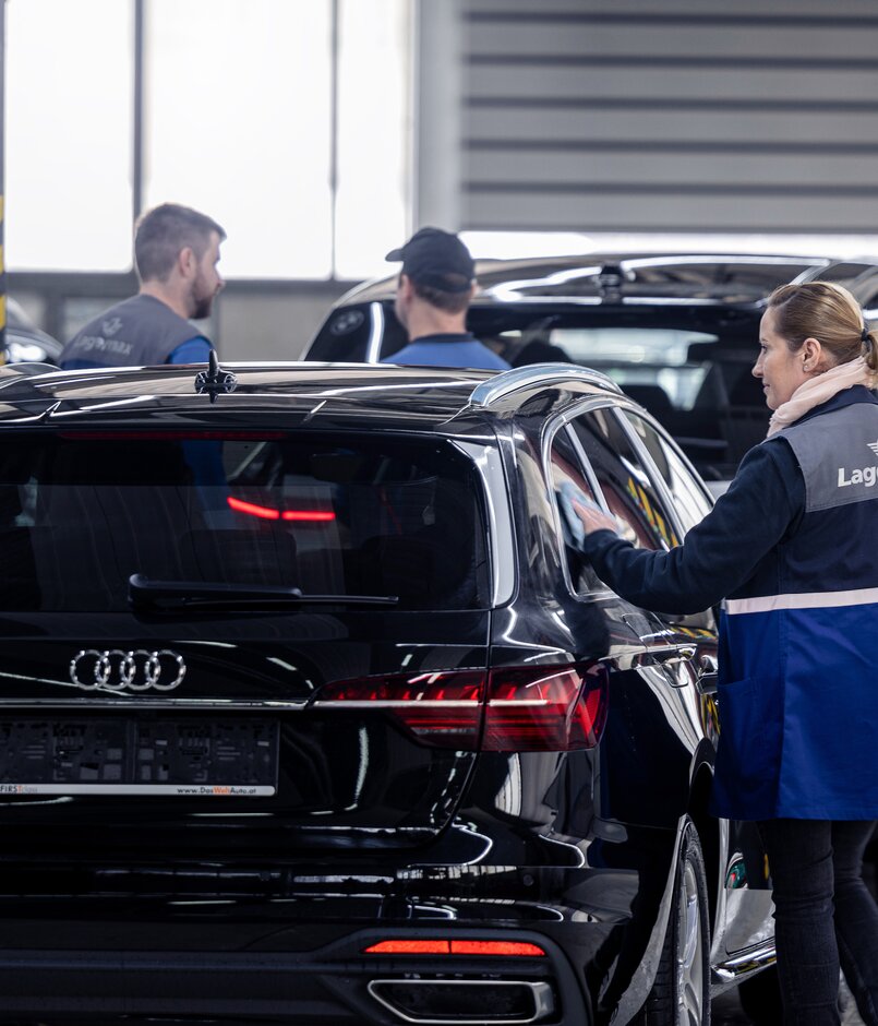 Es wird ein Fahrzeug im Rahmen der Pre Delivery Inspection poliert