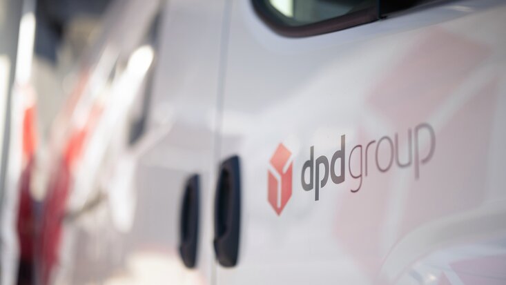 Man sieht das dpdgroup Logo in der Nah-Aufnahme an einer Autotuer