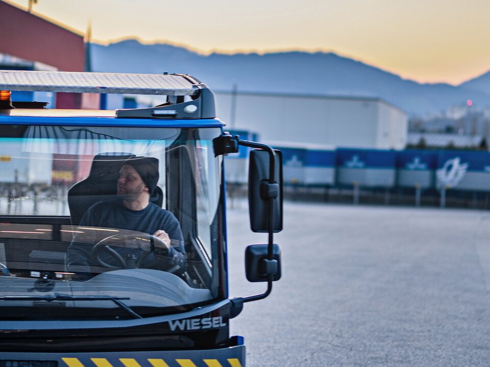 Man sieht einen Lagermax Sattelschlepper mit Fahrer im Hochformat