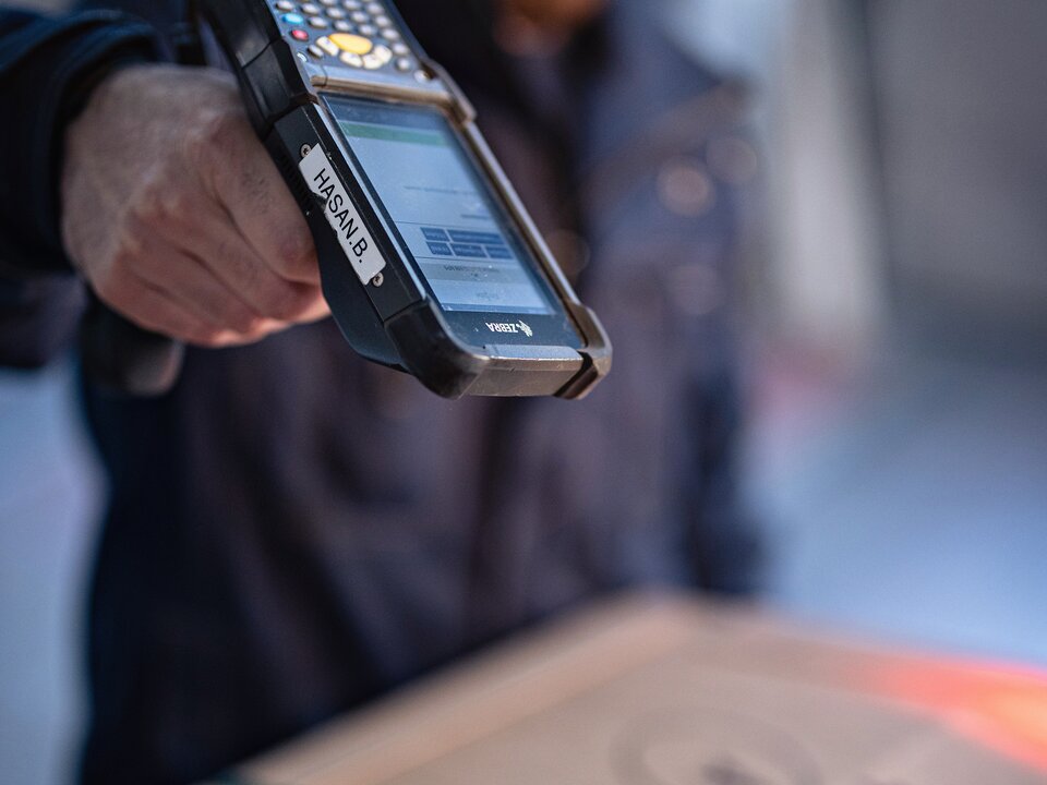 Eine Nahaufnahme von einem Scanner fuer ein Paket