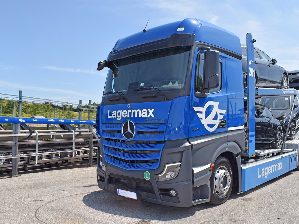 Autotransporter beladen Nahaufnahme seitlich