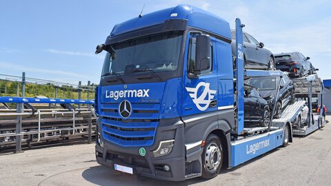 Autotransporter beladen Nahaufnahme seitlich