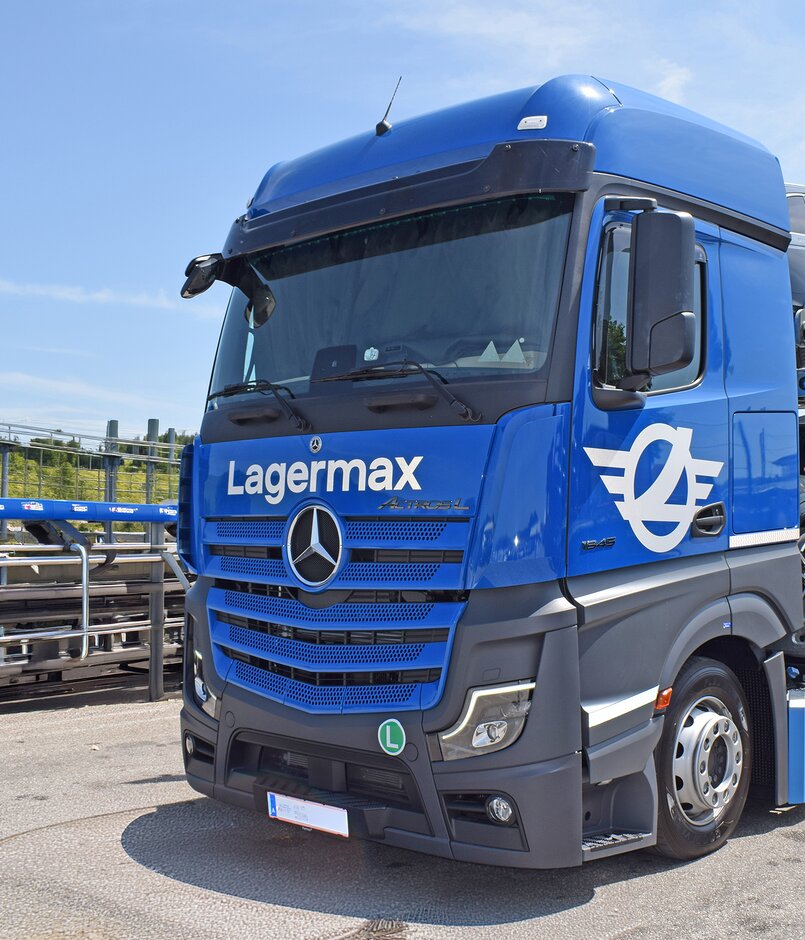 Autotransporter beladen Nahaufnahme seitlich