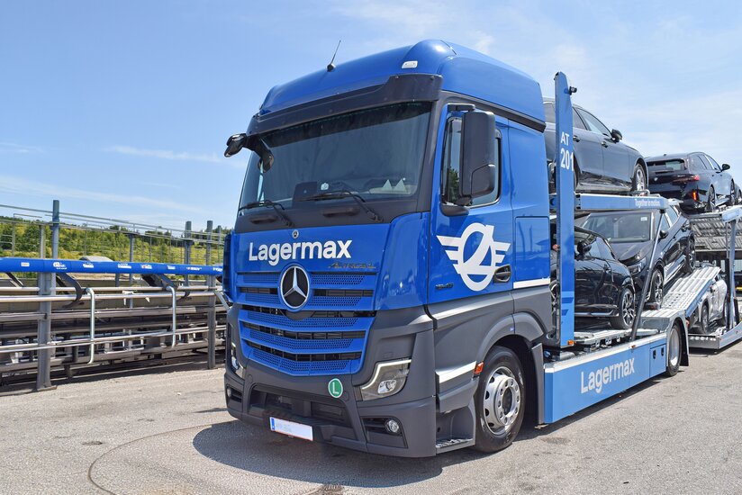 Autotransporter beladen Nahaufnahme seitlich