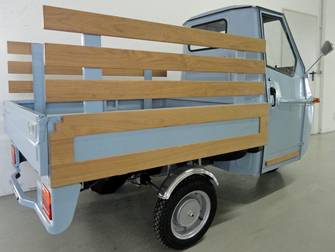 Ape 50 mit Holzgitter an den Seiten der Ladefläche. Ape 50 mit Holzgitter an den Seiten der Ladefläche.
