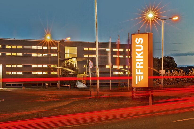 Einfahrt Firmengelände FRIKUS Nachtaufnahme.