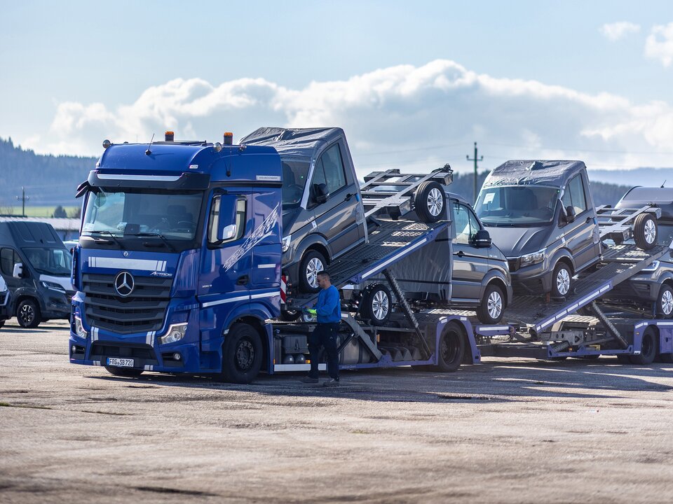 Man sieht einen LKW voll beladen fuer LKW Transport