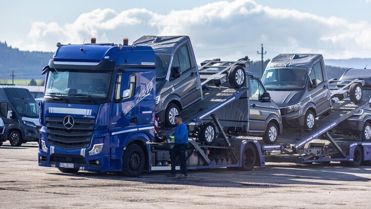 Man sieht einen LKW voll beladen fuer LKW Transport