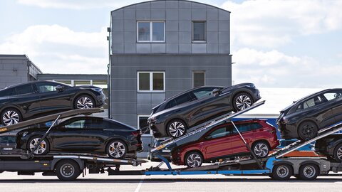 Es faehrt ein LKW fuer den Lagermax Autotransport