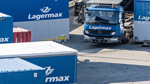 Man sieht mehrere Lagermax Anhaenger und einen Sattelschlepper im Hochformat